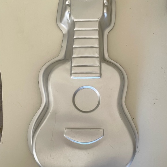 Wilton Guitar Cake Pan - 2000 - Like New 🎸 - Picture 2 of 9